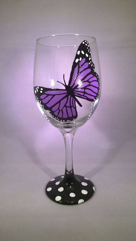 Purple Monarch Butterfly, Glass Guitar, Wine Bottle Glasses, Wine Glass Decor, Wine Glass Designs, Diy Wine Glasses, Decorated Wine Glasses, Painting Glass, Hand Painted Glasses