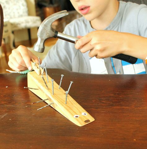 Adorable woodworking craft for kids! Use a hammer and nails to make this cute wooden porcupine. Such a fun craft for preschoolers and big kids too. #craft #hammer #woodworking #kids #preschool #hedgehog #porcupine Easy Small Wood Projects, Woodworking Craft, Craft For Preschoolers, Wood Projects For Kids, Diy Bird Bath, Wood Projects For Beginners, Woodworking Logo, Woodworking Projects For Kids, Woodworking For Kids