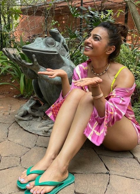 Radhika Apte, Bollywood Celebrities, Bra Straps, Beautiful Smile, Actresses, On Twitter, Celebrities, Twitter