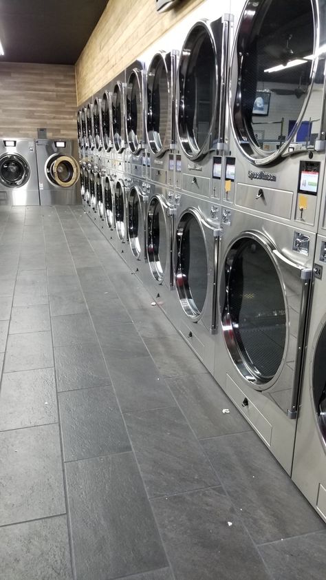 Luxury Laundry Mat, Coin Laundry Aesthetic, Laundromat Layout, Laundry Mat Aesthetic, Laundry Store Design Ideas, Retro Laundromat, Laundromat Aesthetic, Ironing Room, Modern Laundromat