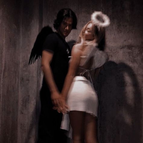 Devils Couple Costume, Mattheo Riddle Imagines, Angel And Devil Costume, Angel Halloween Costumes, Halloween Parejas, Mattheo Riddle, Devil Halloween, Couples Halloween Outfits, Cute Couple Halloween Costumes