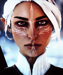 Dragon age inquisition. Another amazing Lavellan design!! Her vallaslin is so beautiful. Fae Face Markings, Light Elf Makeup, Fantasy Facial Markings, Elven Face Tattoo, Dalish Elf, Dragon Age Elf, Inquisitor Lavellan, Warrior Makeup, Face Markings