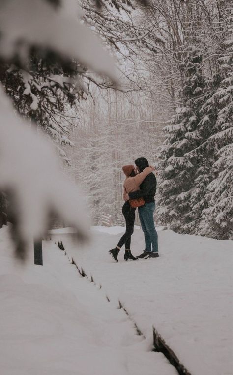 Holiday Romance Book Catherine Walsh, In A Holidaze Aesthetic, Shooting Photo Famille, The Simple Wild, Winter Couple Pictures, Couple Photography Winter, Lucy Score, Christmas Couple Pictures, Winter Engagement Pictures