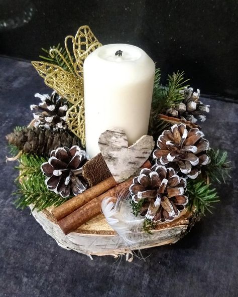 Crafts With Natural Materials, Deco Noel Nature, Art Floral Noel, Joululahjat Diy, Natural Christmas Wreaths, Deco Table Noel, Christmas Candle Decorations, Christmas Centerpieces Diy, Easy Christmas Diy