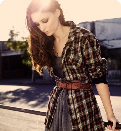 The belt makes this cool.  It ties it in and dresses up an otherwise comfy frumpy fit Stile Preppy, Plaid Outfits, Street Look, 가을 패션, Looks Style, Outfit Casual, Mode Inspiration, Look Fashion, Plaid Shirt