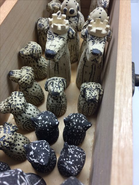 Handmade Ceramic chess pieces - Cats vs Dogs. Diy Chess Set, Cats Vs Dogs, Chess Set Unique, Wood Chess Set, Wood Chess, Ceramic Handmade, Pottery Classes, School Art Projects, Ceramics Projects