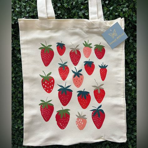 Super Cute And Trendy Strawberry Tote Tote Painting Ideas, Painting Tote Bag Ideas, Painted Tote Bag Ideas, Tote Bags Painting, Cute Tote Bag Design, Painted Totes, Paint Tote Bag, Tote Bag Inspo, Painting Tote Bags