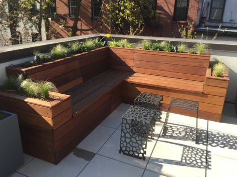 Outdoor Seating Design, Bench Design Ideas, Small Backyard Garden Design, Deck Bench, Space Home Decor, Nyc Queens, Outdoor Bench Seating, Planter Bench, Seating Design