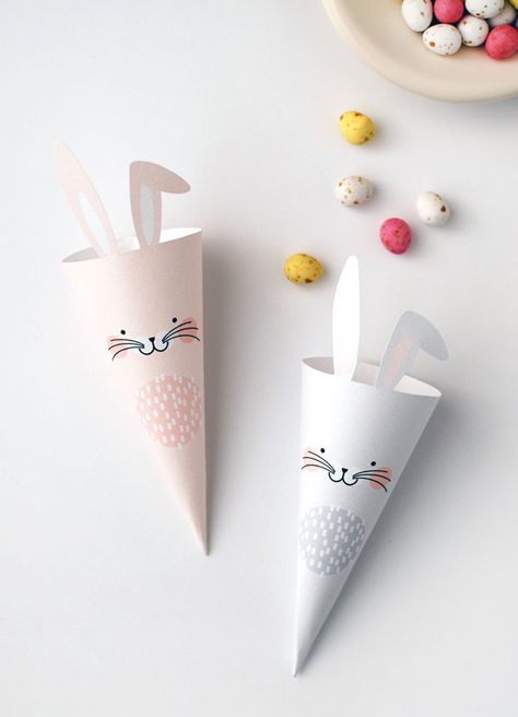 #Easter Bunny treat cones free Printable  www.kidsdinge.com    www.facebook.com/pages/kidsdingecom-Origineel-speelgoed-hebbedingen-voor-hippe-kids/160122710686387?sk=wall http://instagram.com/kidsdinge Treat Cones, Easter Bunny Treats, Easter Treat Bags, Bunny Treats, Easter Printables Free, Easter Bunny Crafts, Easter Inspiration, Easter Printables, Easter Crafts Diy