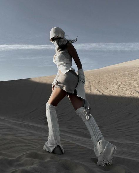 Desert Photoshoot Ideas, Sand Dunes Photoshoot, Rave Shoes, Desert Photoshoot, Rave Fits, Look Festival, Set Outfits, Photoshoot Themes, Futuristic Fashion