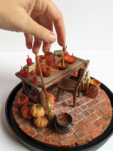 A miniature scene in a glass dome.  A miniature kitchen table with pumpkins,  pots and a broom Halloween Glass Domes, Mini Halloween Scene, Miniature Fall Scene, Miniature Scenes Diy, Miniature Pumpkin Patch, Fall Miniature Scenes, Miniature Display Ideas, Miniature Halloween Scenes, Halloween Miniatures Diy