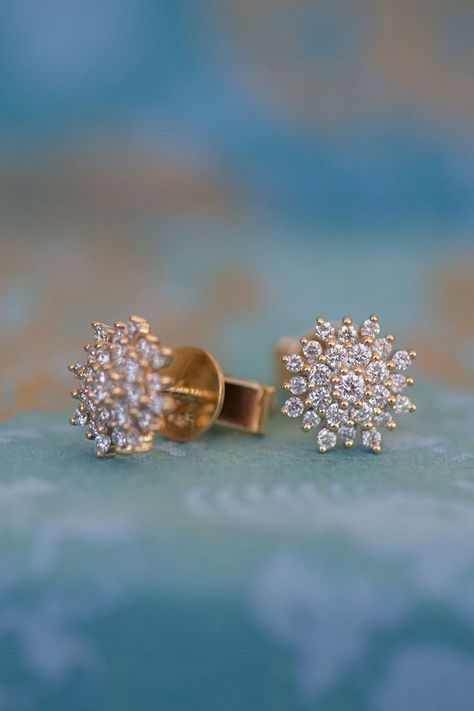 Diamond Earrings Indian, Diamond Earrings Design, Diamond Cluster Earrings, Gold Ring Designs, Gold Bangles Design, Gold Bracelets, Jewelry Design Earrings, Gold Earrings Designs, Diamond Stud Earrings