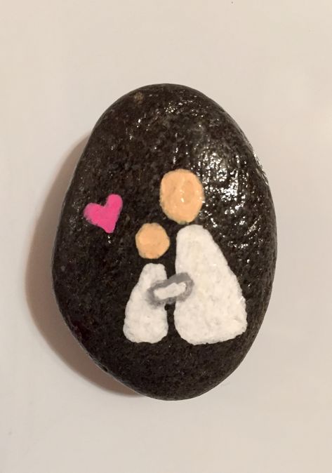 Rock Painting Ideas For Mom, Mom Painted Rocks, Painted Rocks For Mom, Mom Rocks Painted Stones, Mother’s Day Painted Rocks, Mothers Day Painted Rocks, Mothers Day Painting Ideas, Mother And Child Drawing, Happy Birthday Crafts