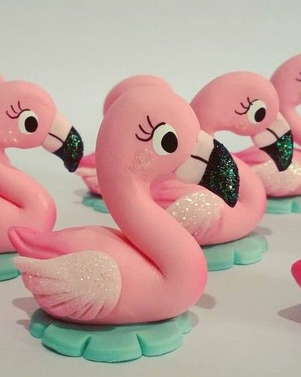 Fimo Kawaii, Flamingo Cake, Flamingo Birthday Party, Fiesta Tropical, Fondant Animals, Amazing Crafts, Bulldog Francese, Polymer Clay Ornaments, Fondant Decorations