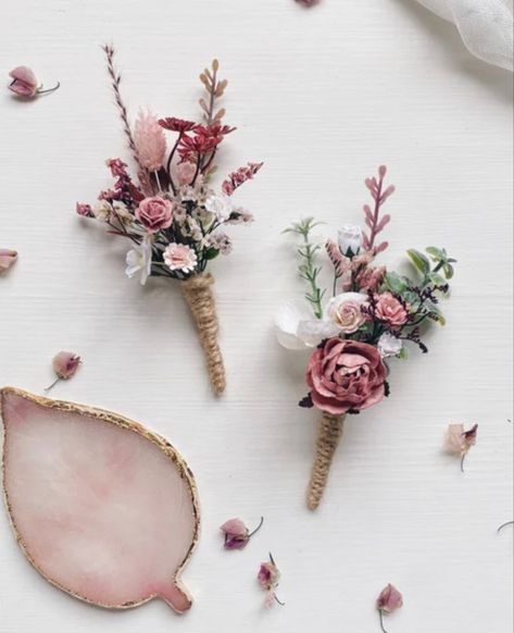 Dusty Rose Wedding Theme, Bridesmaid Boutique, Prom Corsage And Boutonniere, Diy Corsage, Rusting Wedding, Dusty Pink Weddings, Modern Wedding Ceremony, Diy Wedding On A Budget, Light Pink Wedding