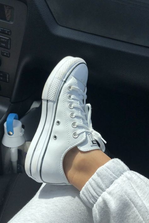 Platform Low Top Converse, Low Converse Outfit, White Platform Converse Outfit, White Converse Platform, Converse Platform Outfit, Converse Haute, Women White Sneakers, Platform Converse Outfit, Converse Noir