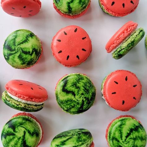 Cocomelon Macaroons, Watermelon Macaron, Watermelon Macarons, Macaron Designs, Themed Macarons, Macarons Ideas, Macaron Decoration, Macaron Flavors, Donut Decorations