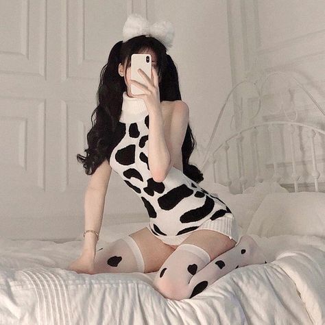 Cow Cosplay, Anime Cow, Backless Turtleneck, Maid Cosplay, Sleeveless Suit, Maid Dress, Sleeveless Sweater, Sweater Pattern, Computer Monitor