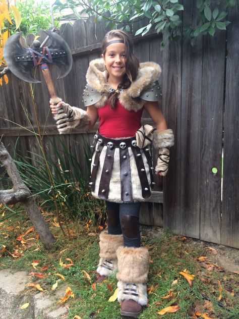 Shield Maiden Costume Kids, Girls Viking Costume Diy, Viking Costume Diy, Viking Costume Female Diy, Vikings Costume Diy, Astrid Cosplay, Medieval Attire, Diy Girls Costumes, Vikings Halloween