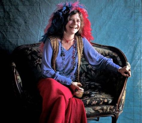 Janis Joplin on the Pearl photoshoot. Janis Joplin Costume, Ali Mcgraw Style, Ali Mcgraw, Acid Rock, Kris Kristofferson, Janis Joplin, Music Icon, Female Singers, Hendrix