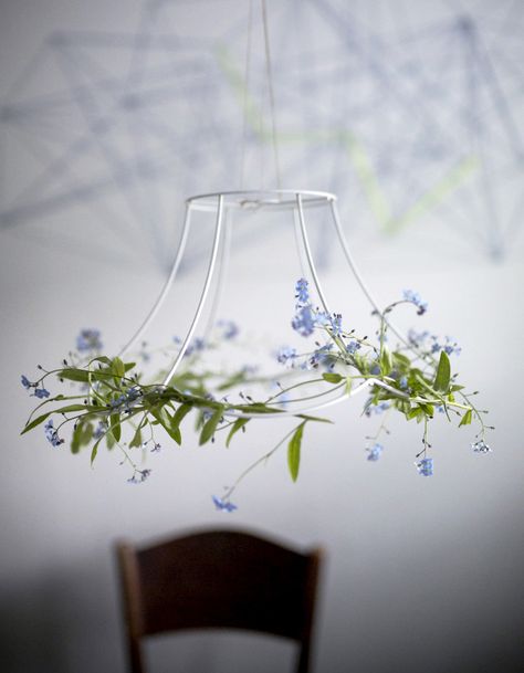 Flower Chandelier Diy, Diy Lustre, Minimal Garden, Chandelier Diy, Flower Room Decor, Workspace Ideas, Lamp Shade Frame, Decorative Lamp Shades, Flower Chandelier