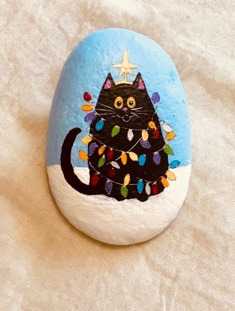 Christmas Pebble Art, Arte Aesthetic, Diy Rock Art, Christmas Rock, Painted Rocks Craft, Beautiful Peacock, Painted Rocks Diy, Rock Painting Ideas Easy, Rock Painting Patterns