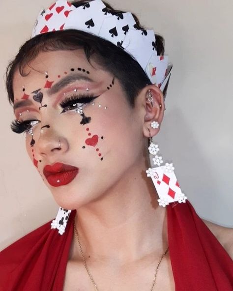 Maquillaje en @bychellvi #makeuphalloweenideas #poker #cartas #coronacartas #makeup #maquillaje #2022 #reina #halloween🎃 #halloweencostume #halloweenmakeup #maquillajehalloween #faceart #red #ideasmakeup Red Queen Makeup, Queen Of Hearts Costume, Carnival Makeup, Queen Makeup, Edgy Makeup, Makeup Game, Heart Hair, Fantasias Halloween, Red Queen