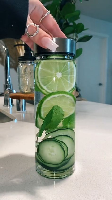 Water With Cucumber, Voss Water, Healthy Water Drinks, دورة شهرية, Sport Nutrition, Infused Water Recipes, Water Aesthetic, Fruit Infused Water, Healthy Water