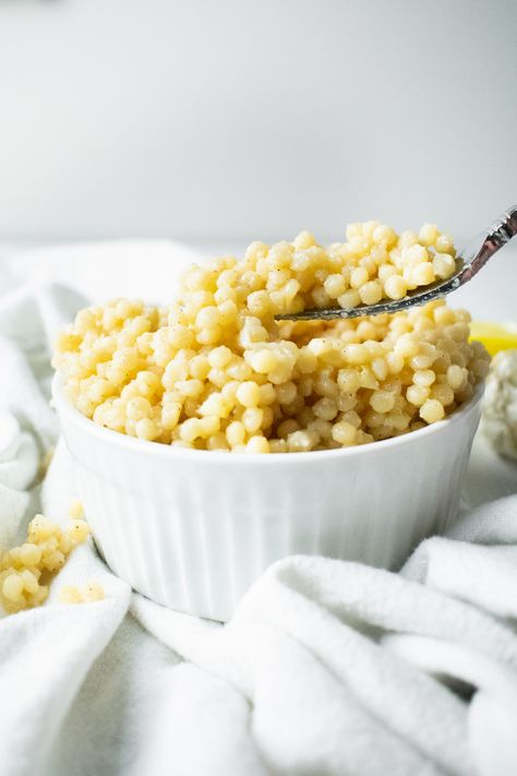 Lemon Couscous, Tiny Pasta, Quinoa Rice, Veggies Side Dishes, Couscous Recipes, Delicious Donuts, Easy Cheesy, Favorite Side Dish, Garlic Parmesan