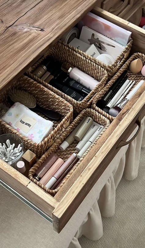 Rangement Makeup, Room Organization Bedroom, House Organisation, White Decoration, Home Organisation, Apartment Decor Inspiration, Dream Apartment, Skincare Makeup, Room Ideas Bedroom