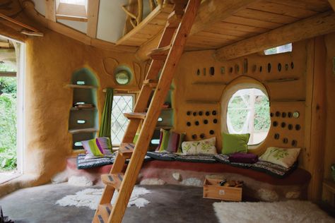 Amazing Cob house interiors of earth, sand and straw. | Ecotek Earthship Home Plans, Cob House Interior, Cob Cottage, Cob House Plans, Casa Hobbit, Earth Bag Homes, Straw Bale House, Eco Buildings, Earthship Home