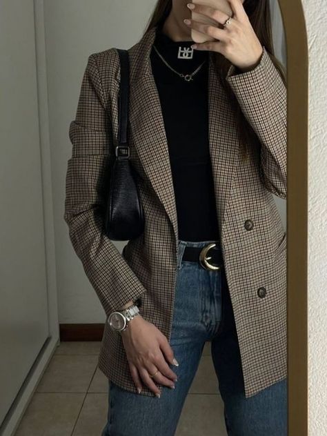 fall Korean casual outfit idea: herringbone blazer + jeans Brown Checked Blazer Outfit, Checkered Blazer Outfit, Korean Fall Outfits, Checkered Blazer, Casual Fall Outfit, Blazer Outfits Casual, Celebrity Casual Outfits, Oufits Casual, Korean Casual Outfits