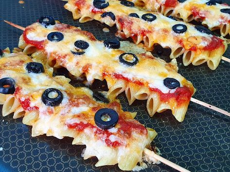 Food Skewers Ideas, Pasta Pizza Sticks, Pasta On A Stick Appetizer, Stick Food Ideas, Pasta Skewers Appetizers, Pasta Sticks, Pasta Skewers, Skewer Ideas, Pizza On A Stick