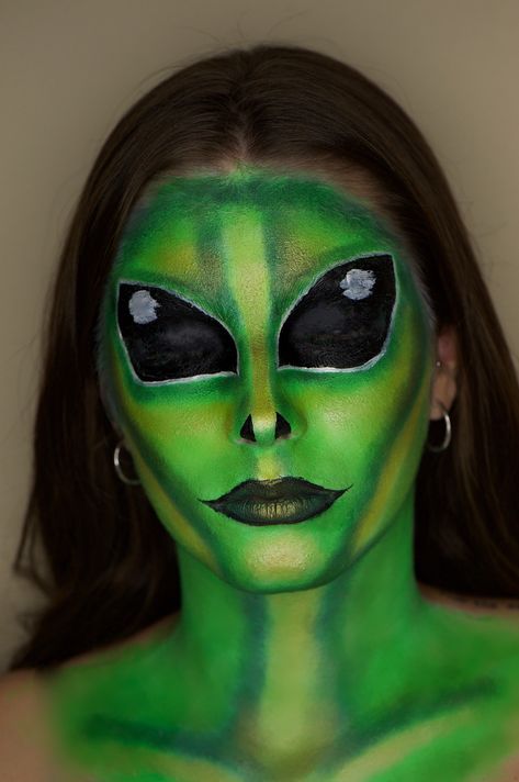 Male Alien Costume, Alien Face Makeup, Alien Makeup Easy, Easy Alien Makeup, Green Alien Makeup, Space Theme Costume, Fun Brownies, Alien Face Paint, Alien Halloween Makeup