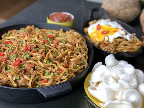 Vind jij bami ook zo lekker? Probeer dan eens het recept voor deze bami met pittig gehakt en pindasaus. Uiteraard met veel groenten en het is snel klaar! Food Drinks Dessert, Pad Thai, Japchae, No Cook Meals, Asian Recipes, Macaroni, Diner, Noodles, Sandwiches