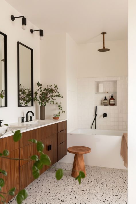 Midcentury Small Bathroom, Mid Modern Bathroom Ideas, Tiny Mid Century Bathroom, Small Bathroom Ideas Mid Century Modern, Mod Century Bathroom, Mid Century Ensuite, Small Clean Bathroom, Midcentury Modern Boho Bathroom, Mid Centric Modern Bathroom