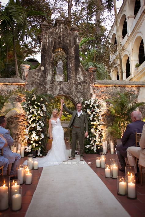 Fresh and Botanical Symbolic Ceremony in Cartagena | Mi Boda En Cartagena - Wedding Planning Cartagena Engagement Photos, Medellin Colombia Wedding Venues, Cartagena Wedding Invitations, Cartagena Colombia Wedding, Cartagena Wedding Venues, Cartagena Save The Date, Wedding Cartagena, Wedding In Cartagena Colombia, Colombia Wedding