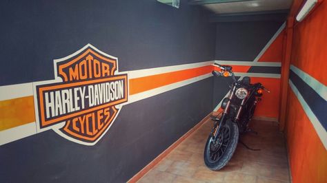 Harley Garage Ideas, Harley Davidson Room Ideas, Harley Davidson Garage Ideas, Harley Garage, Officine In Garage, Harley Davidson Store, Gear Tattoo, Mechanic Shop, Man Cave Home Bar