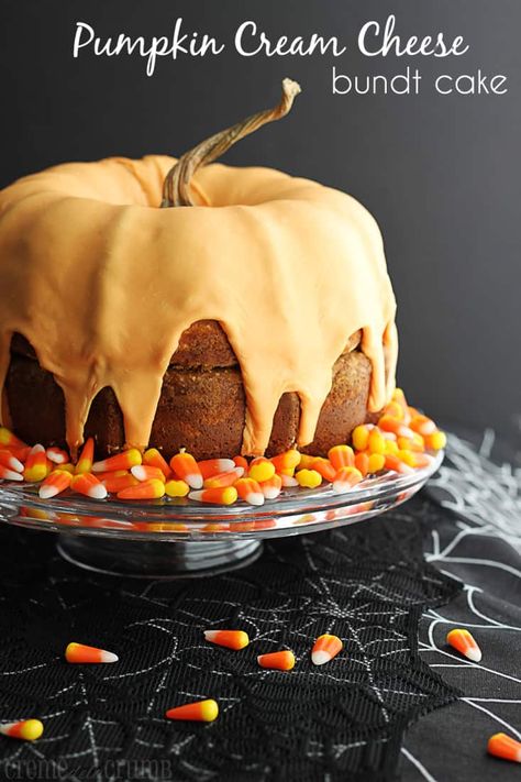 Pumpkin Cream Cheese Bundt, Pumpkin Shaped Cake, Halloween Cake Recipes, Cream Cheese Bundt Cake, Dessert Oreo, Pumpkin Bundt Cake, Pumpkin Cream Cheese, Dessert Items, Thanksgiving Cakes