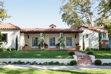 House Spanish Porch, Byers House, Porch Exterior, Spanish Farmhouse, Spanish Exterior, Spanish Colonial Homes, Entry Porch, Spanish Home Decor, Spanish Home