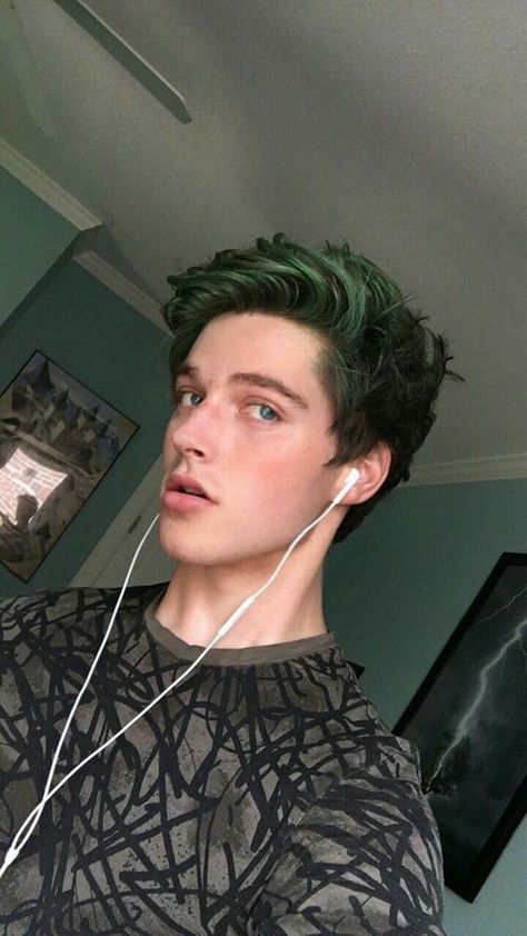 Green Hair Men, Short Green Hair, Boys Colored Hair, Dark Green Hair, Froy Gutierrez, Mens Hair Colour, Men Hair Color, The Patriarchy, Corte De Cabelo Masculino