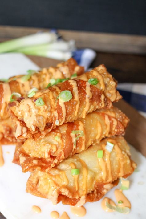 Bang Bang Shrimp Egg Rolls are filled with delicious shrimp, slaw, and the super popular Bang Bang sauce! Perfect game day snack or appetizer! Sriracha Rice, Beginner Cooking, Shrimp Egg Rolls, Telur Gulung, Air Flyer, Resep Seafood, Bang Bang Shrimp, Shredded Cabbage, Egg Roll Recipes