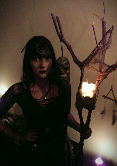 Swamp witch #halloween #costume #diy #voodoo #bones #feathers #skull #glowingstick Swamp Witch Costume, Witch Halloween Costume Diy, Bayou Halloween, Voodoo Party, Swamp Queen, Swamp Witch, Witch Party, Ren Fair, Hallowen Costume