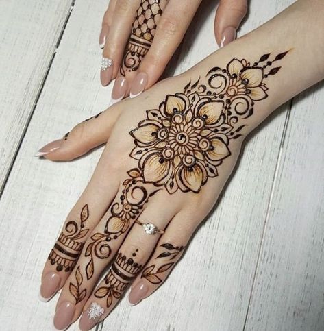 Henne Mani, Mehndi Designs For Hands Arabic, Forearm Henna, Arabic Mehndi Designs For Hands, Back Hand Henna Design, Mehndi Design Arabic, Back Hand Henna, Hena Designs, Henna Inspo