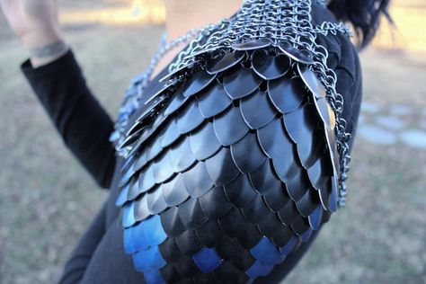 Dragon Scale Gloves Dragon Scale Armor, Scale Armor, Chainmail Patterns, Got Costumes, Armor Design, Dragon Armor, Scale Mail, Monster Boy, Shoulder Jewelry