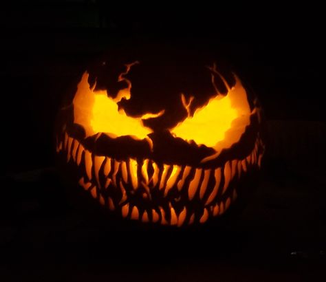 Easy Creepy Pumpkin Carving, Matching Pumpkin Carvings, Pumpkin Carving Ideas Short Pumpkins, Scary Clown Pumpkin Carving, Sick Pumpkin Carving, Scary Punkin Carving, Interesting Pumpkin Carving, Pro Pumpkin Carving, Pumpkin Carving Ideas Large Pumpkins