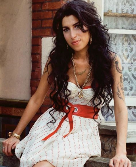 Amy Winehouse Style, 2006 Fashion, No Greater Love, Amazing Amy, Amy Winehouse, 1 Girl, House Dress, Iconic Women, Female Singers