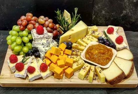 Snack Board, Party Finger Foods, Party Buffet, Happy Foods, Buffet Food, Cheese Plate, Party Snacks, Diy Food, Finger Foods