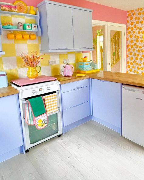 Kitschy Kitchen Decor Ideas - Wonder Forest Dopamine Kitchen Decor, Dopamine Decor Kitchen, Dopamine Decor Bathroom, Diy Dopamine Decor, Dopamine Kitchen, Kitchen Ideas Colorful, Dopamine Decor Bedroom, Funky Kitchen Ideas, Weird Kitchen