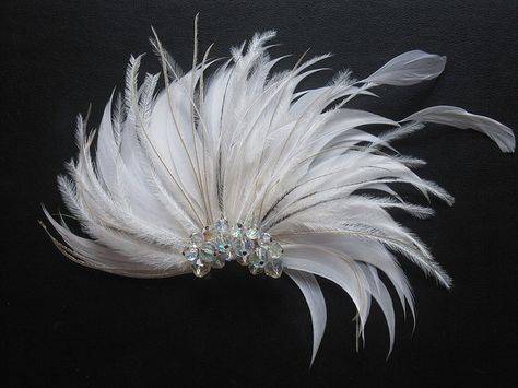 Diy Fascinator, Bride Hair Clips, Feather Flowers, Headpiece Diy, Hair Brooch, Bead Hair Accessories, Bead Crafts Diy, Diy Bead Embroidery, Flower Fascinator